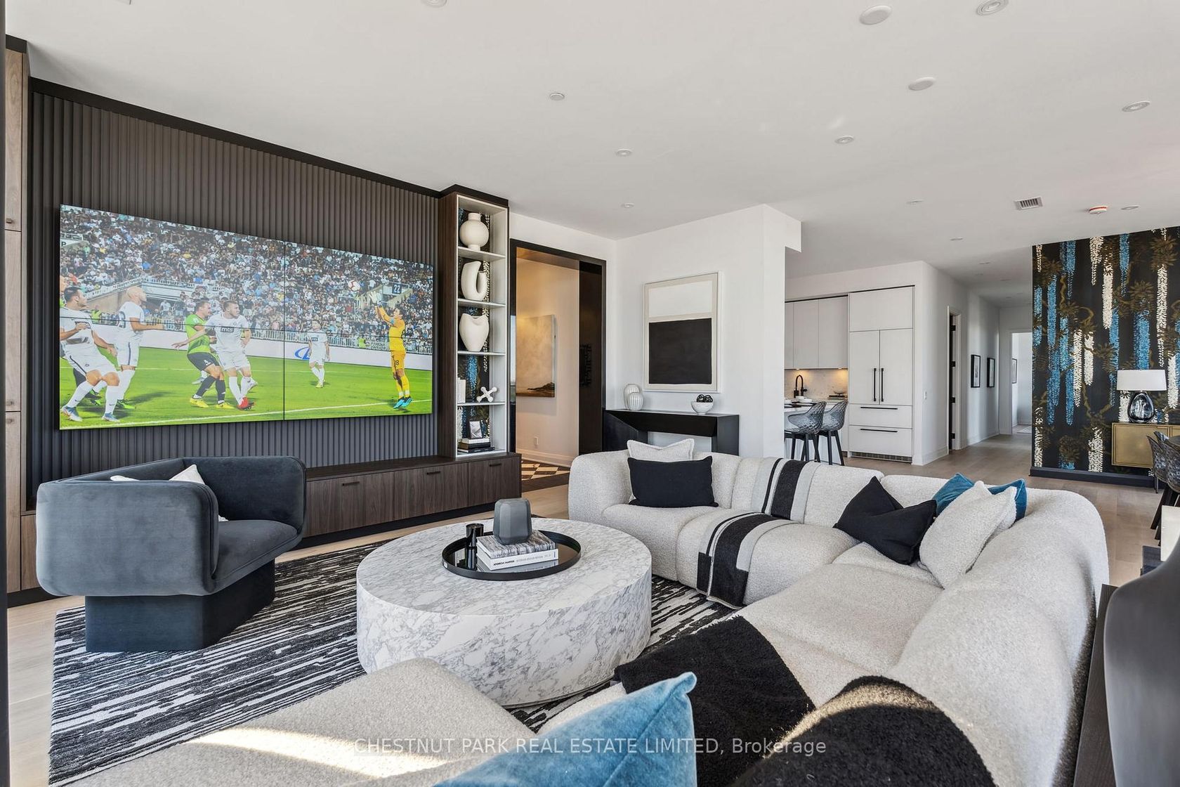 UPH01 - 33 Frederick Todd Way, Thorncliffe Park, Toronto 