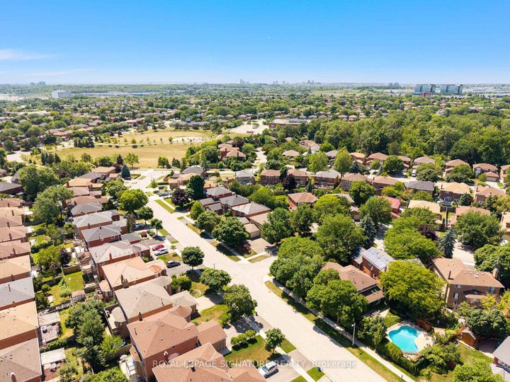 Photo 1 at 2921 Caradoc Lane, CV Clearview, Oakville