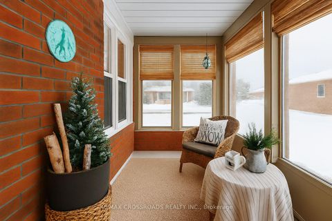 Photo 4 at 50 Marchwood Crescent, Harding, Richmond Hill