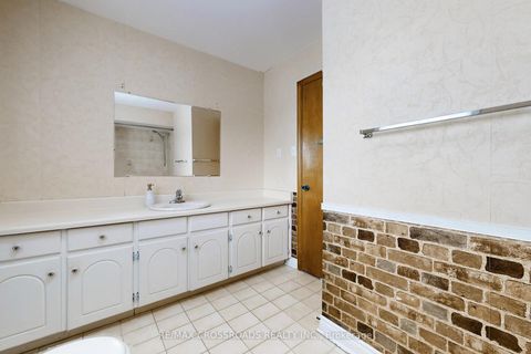 Photo 33 at 50 Marchwood Crescent, Harding, Richmond Hill