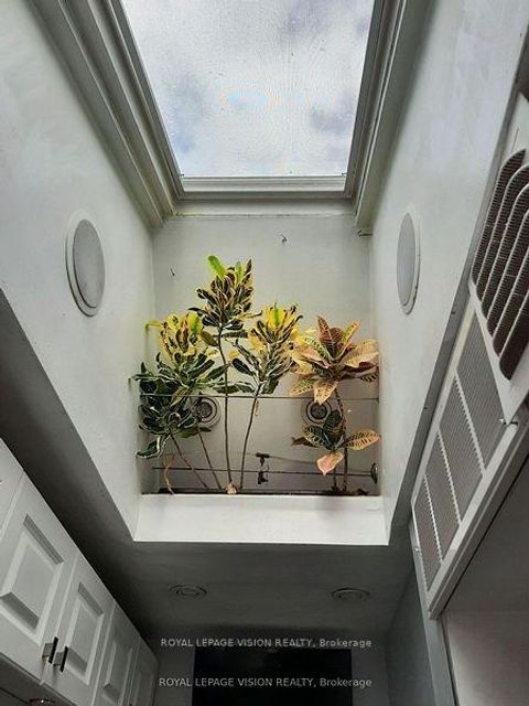 Photo 11 at 52 Ellendale Drive, Dorset Park, Toronto