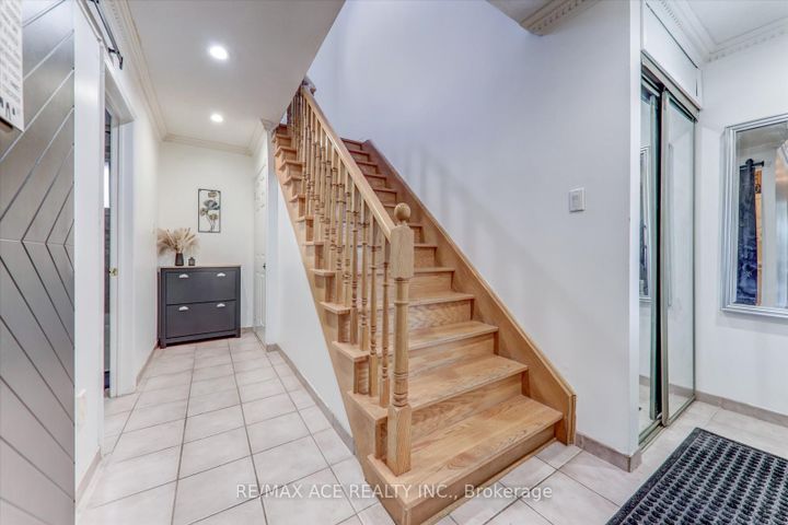 Photo 6 at 4718 Wild Rose Street, East Credit, Mississauga