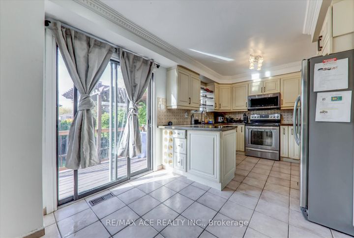 Photo 11 at 4718 Wild Rose Street, East Credit, Mississauga