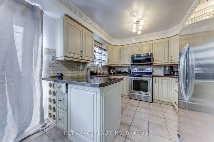 Photo 12 at 4718 Wild Rose Street, East Credit, Mississauga