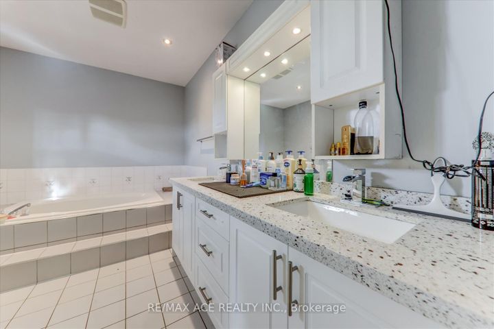 Photo 20 at 4718 Wild Rose Street, East Credit, Mississauga