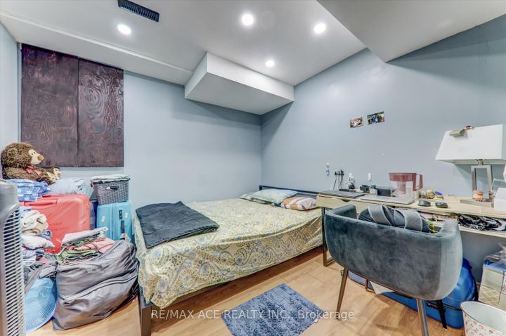 Photo 36 at 4718 Wild Rose Street, East Credit, Mississauga