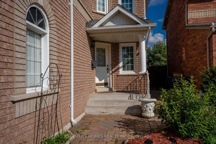 Photo 3 at 10 Safari Court, Snelgrove, Brampton