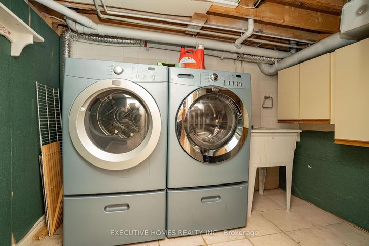 Photo 32 at 10 Safari Court, Snelgrove, Brampton