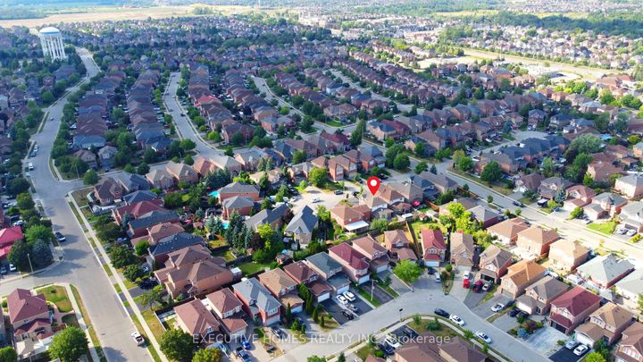 Photo 38 at 10 Safari Court, Snelgrove, Brampton