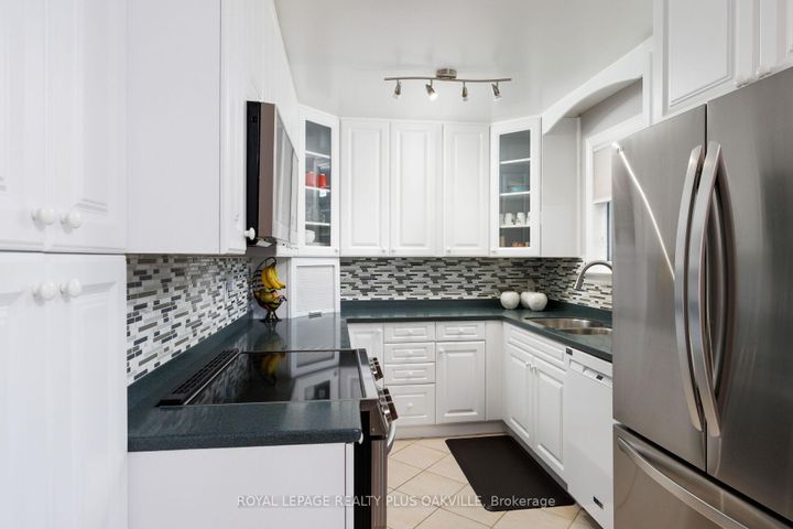 Photo 10 at 475 Sunset Drive, WO West, Oakville