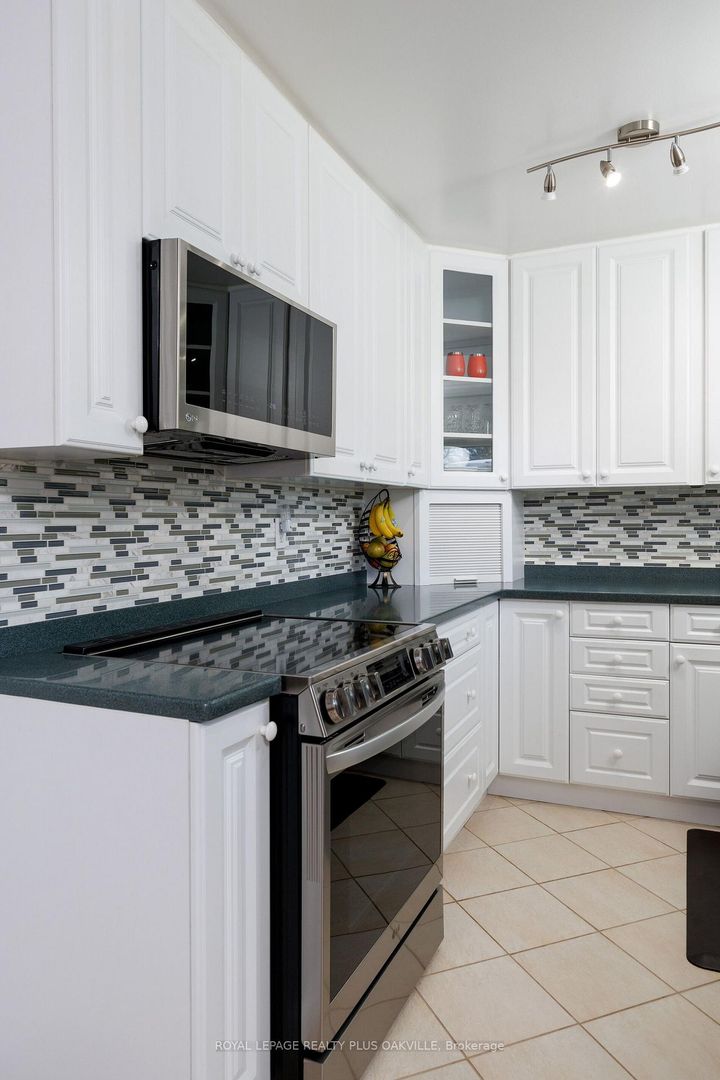 Photo 12 at 475 Sunset Drive, WO West, Oakville