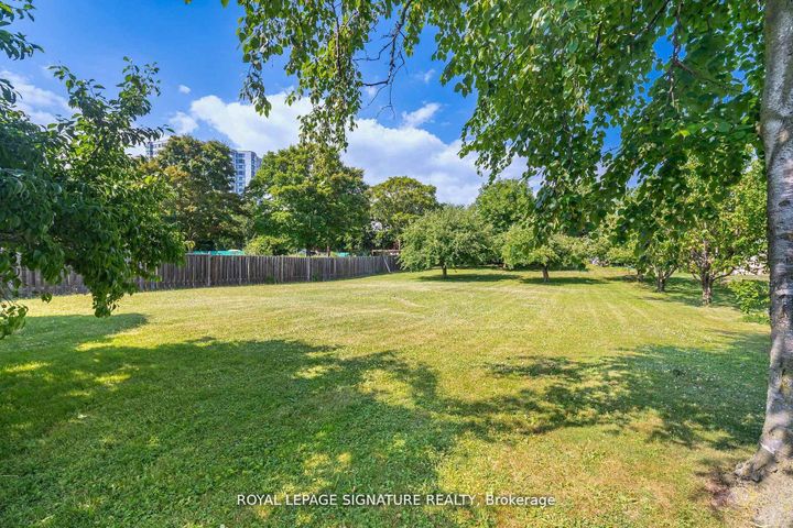 Photo 2 at 4097 Hickory Drive, Rathwood, Mississauga