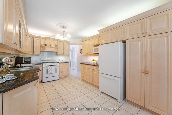 Photo 22 at 4097 Hickory Drive, Rathwood, Mississauga