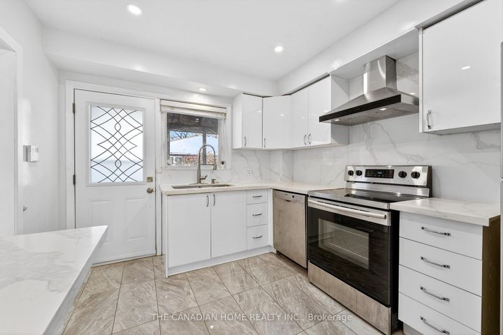 Photo 7 at 222 Elka Drive E, Crosby, Richmond Hill