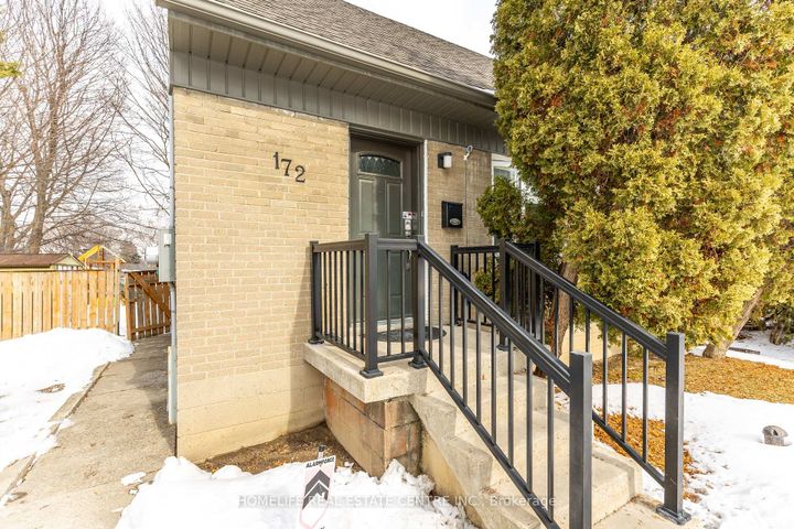 Photo 5 at 172 Calvington Drive, CFB, Toronto