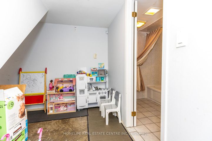 Photo 31 at 172 Calvington Drive, CFB, Toronto