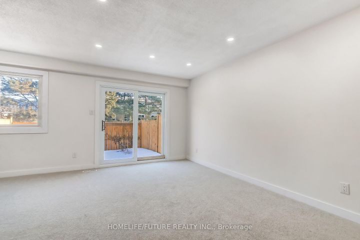 Photo 2 at 9 - 5610 Montevideo Road, Meadowvale, Mississauga