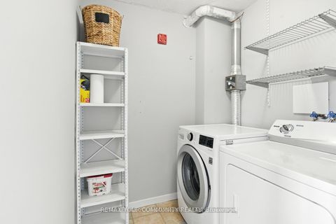 Photo 11 at 305 - 14924 Yonge Street, Aurora Highlands, Aurora