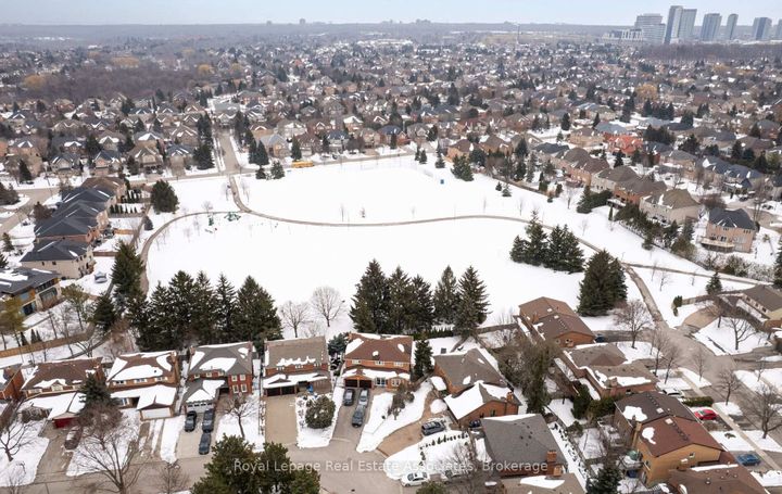 Photo 1 at 5 Vantage Circle, Streetsville, Mississauga