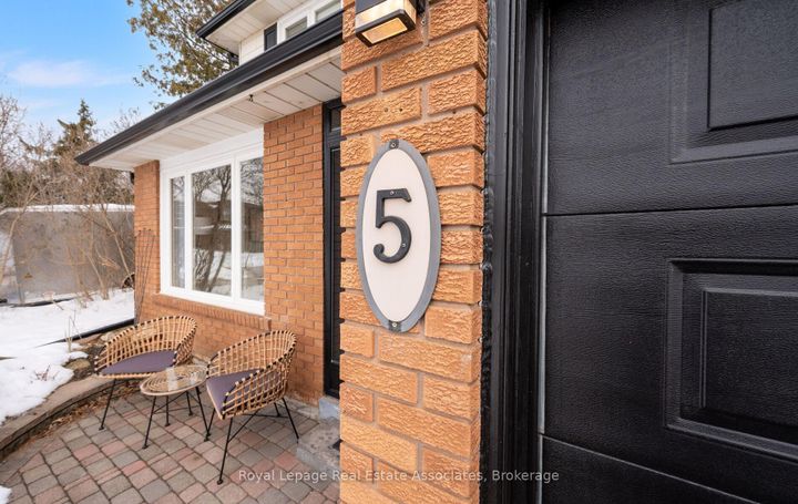 Photo 2 at 5 Vantage Circle, Streetsville, Mississauga