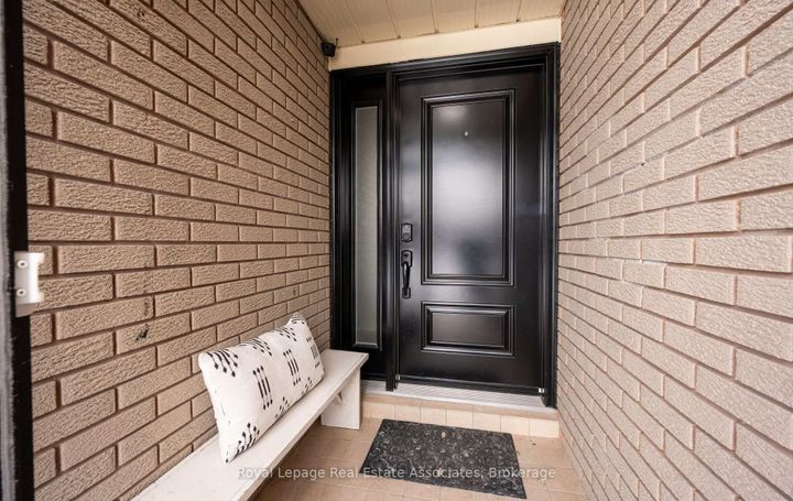 Photo 3 at 5 Vantage Circle, Streetsville, Mississauga