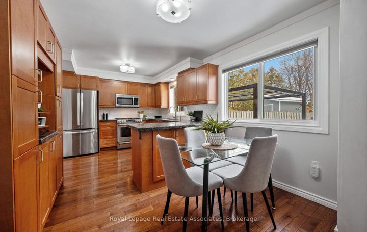 Photo 11 at 5 Vantage Circle, Streetsville, Mississauga