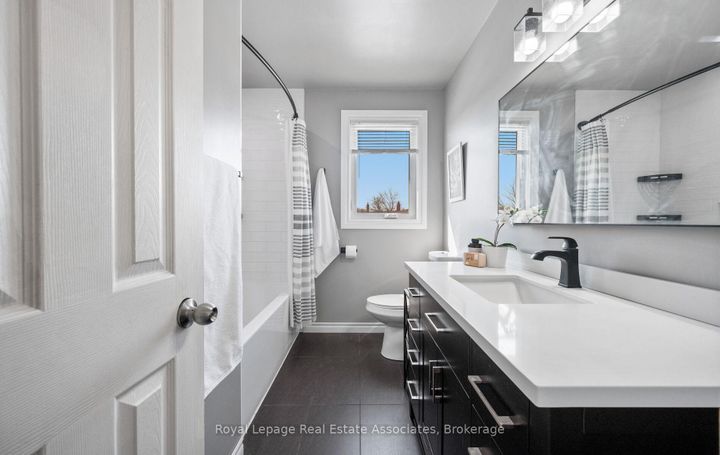 Photo 37 at 5 Vantage Circle, Streetsville, Mississauga