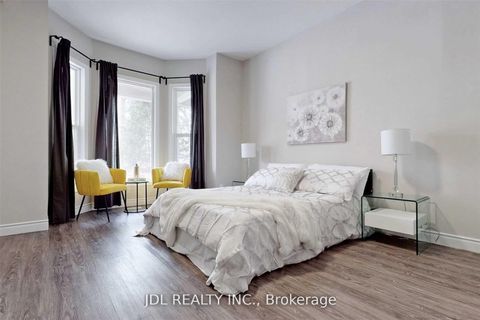 Photo 11 at 216 Mc Caul Street, Chinatown, Toronto