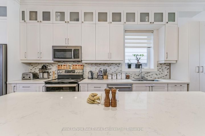 Photo 9 at 176 Leyton Avenue, Oakridge, Toronto