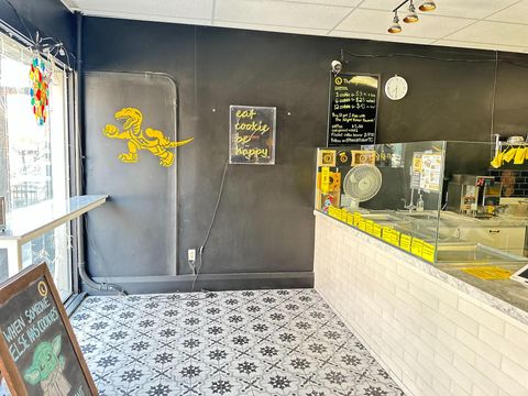 Photo 3 at 825 College Street, Bellwoods, Toronto