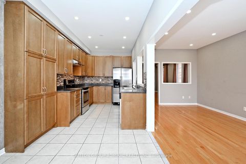 Photo 11 at 41 Big Hill Crescent, Patterson, Vaughan