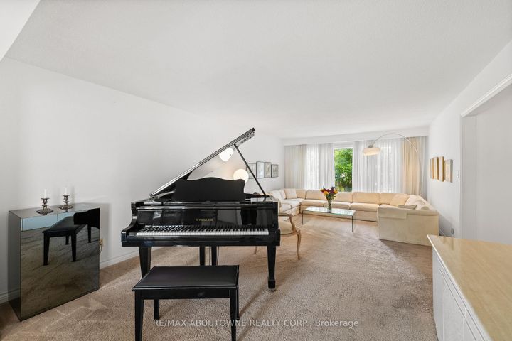 Photo 11 at 20 Arkendo Drive, FD Ford, Oakville