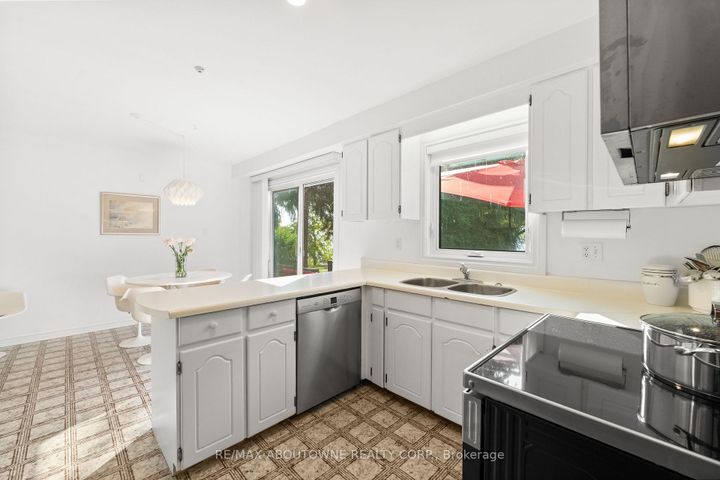 Photo 13 at 20 Arkendo Drive, FD Ford, Oakville