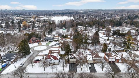 Photo 3 at 946 Beaufort Court, Eastdale, Oshawa