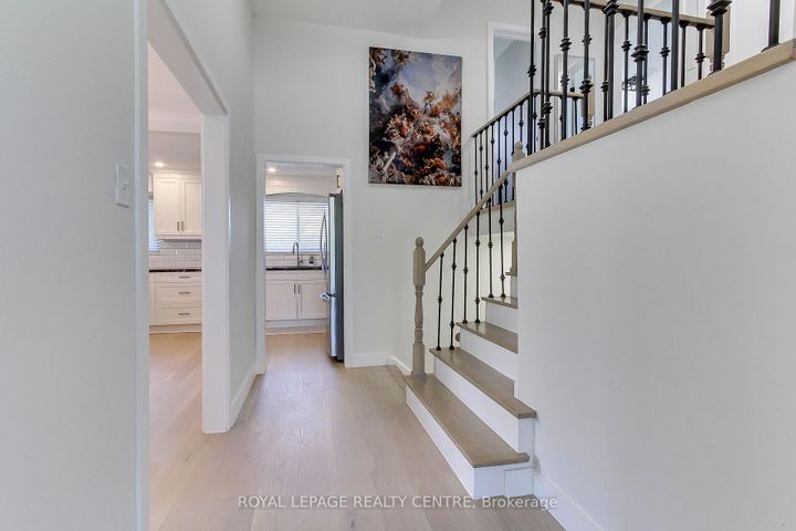 Photo 8 at 2039 Davebrook Road, Clarkson, Mississauga