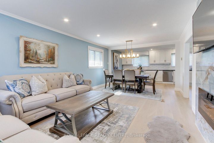 Photo 11 at 2039 Davebrook Road, Clarkson, Mississauga