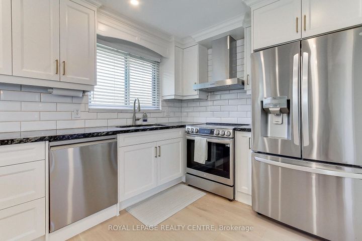 Photo 19 at 2039 Davebrook Road, Clarkson, Mississauga