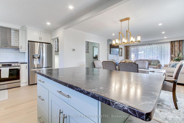 Photo 23 at 2039 Davebrook Road, Clarkson, Mississauga