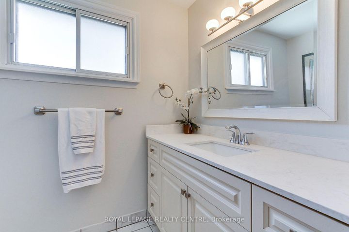 Photo 35 at 2039 Davebrook Road, Clarkson, Mississauga