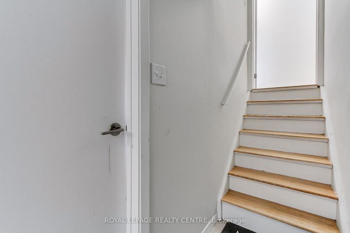 Photo 37 at 2039 Davebrook Road, Clarkson, Mississauga