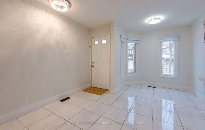 Photo 3 at 12 - 5020 Delaware Drive, Hurontario, Mississauga