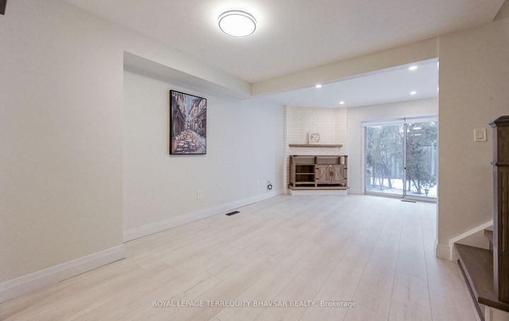 Photo 5 at 12 - 5020 Delaware Drive, Hurontario, Mississauga