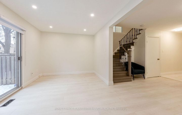 Photo 7 at 12 - 5020 Delaware Drive, Hurontario, Mississauga