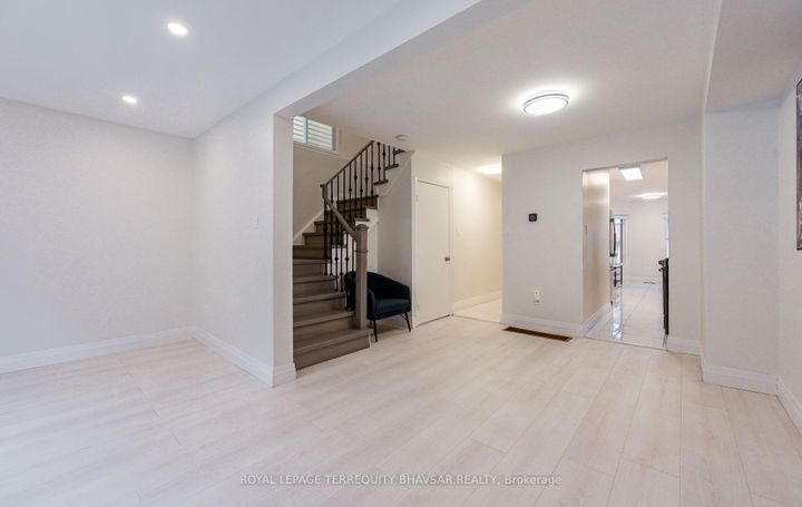 Photo 8 at 12 - 5020 Delaware Drive, Hurontario, Mississauga