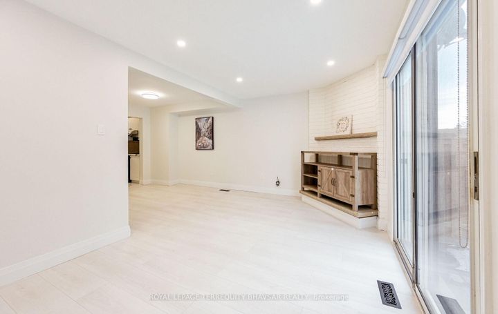 Photo 9 at 12 - 5020 Delaware Drive, Hurontario, Mississauga