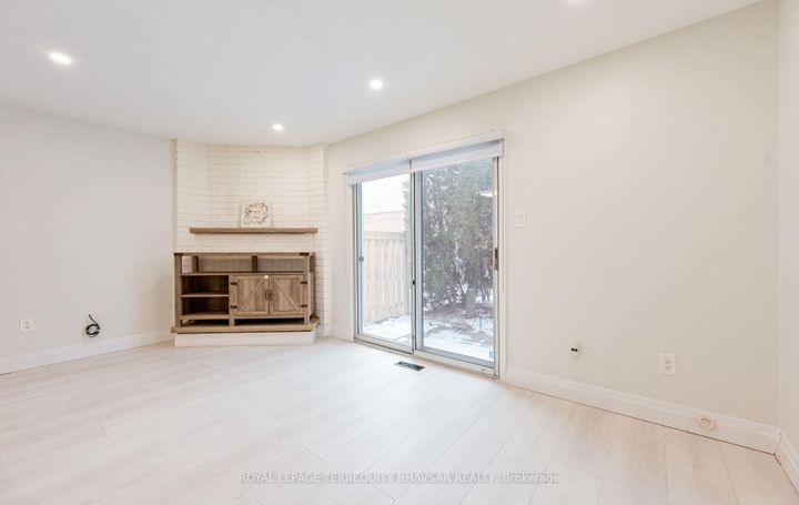 Photo 10 at 12 - 5020 Delaware Drive, Hurontario, Mississauga