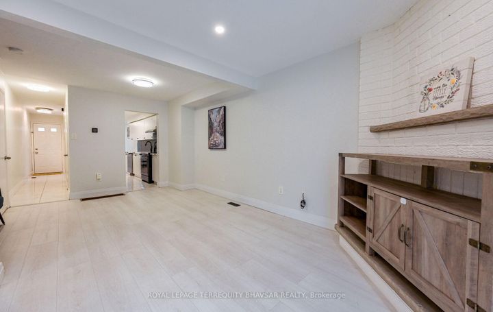 Photo 11 at 12 - 5020 Delaware Drive, Hurontario, Mississauga