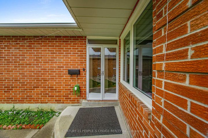 Photo 3 at 31 Dorking Drive, Heart Lake West, Brampton