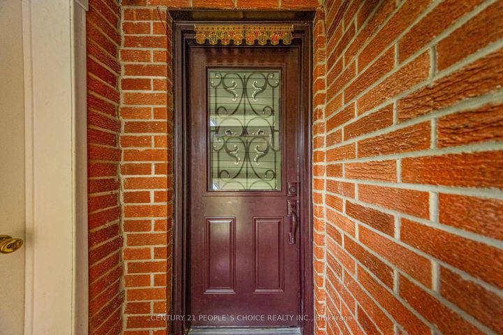 Photo 4 at 31 Dorking Drive, Heart Lake West, Brampton