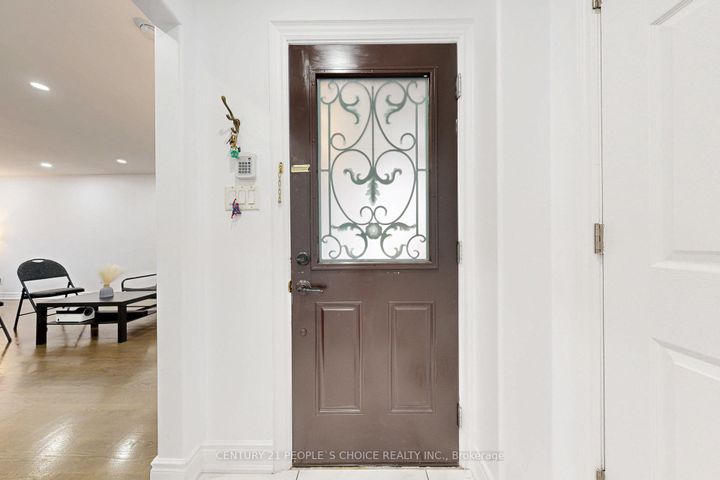 Photo 5 at 31 Dorking Drive, Heart Lake West, Brampton